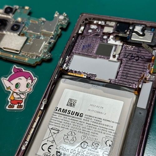 メイン基盤を外し、画面を取り外す準備