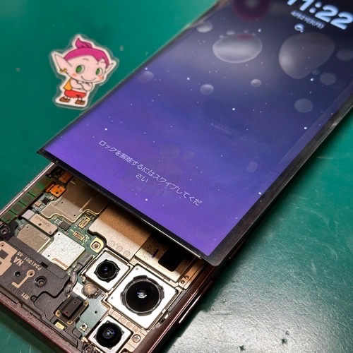 新しい部品を使い動作確認を行なっているGalaxyS22Ultra