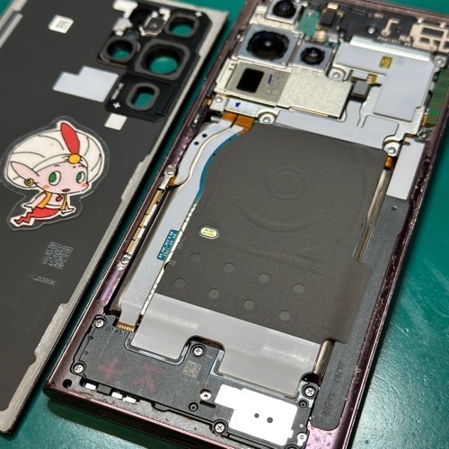 背面パネルを開けた状態のGalaxyS22Ultra