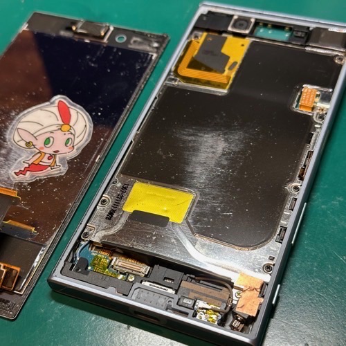 画面を取り外した状態のXperia XZ S