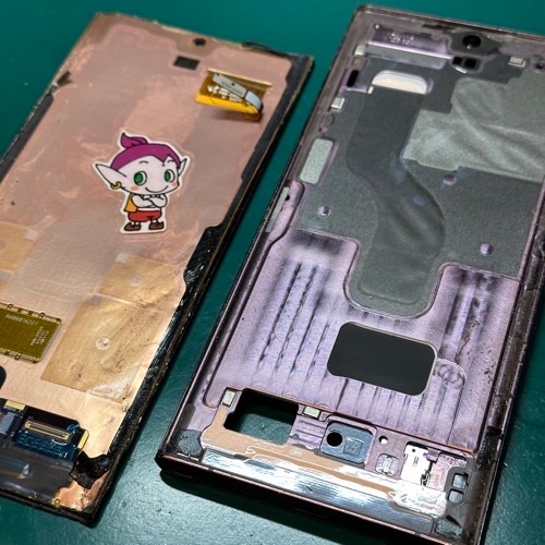 破損した画面を取り外したところ