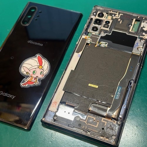 背面を開けたGalaxy note10Plus