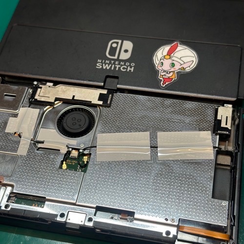 背面パネルを取り外した状態のNintendoSwitch有機EL