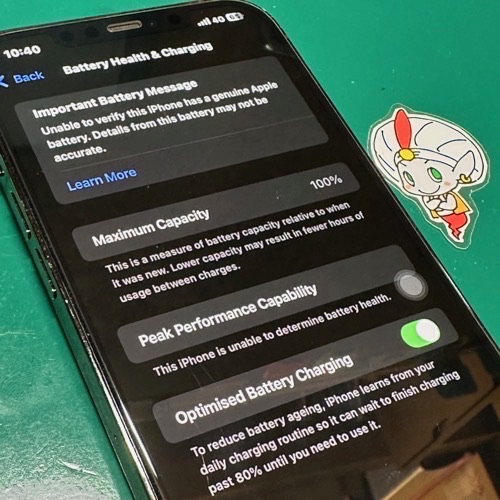 互換バッテリーが装着されているiPhone12ProMax