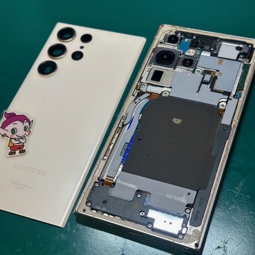 背面パネルを外したGalaxy S23 Ultra