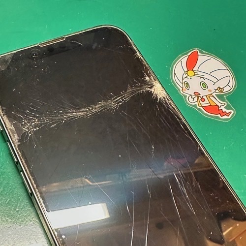 ガラスが割れ映らなくなったiPhone14