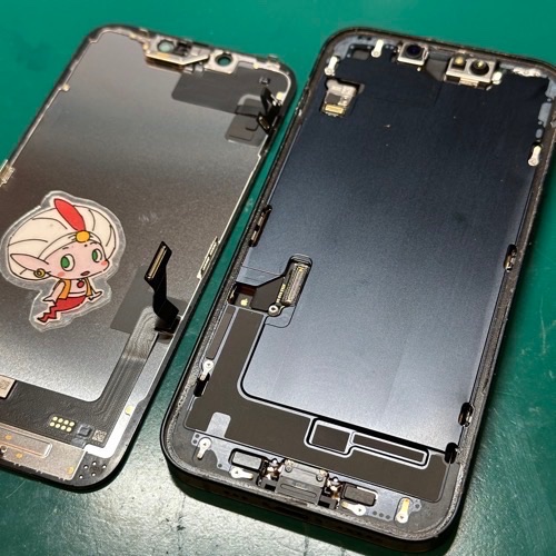 画面を取り外したiPhone14