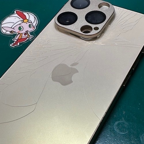 背面が割れたiPhone14Pro