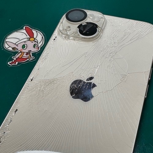 バキバキに割れたiPhone14の背面