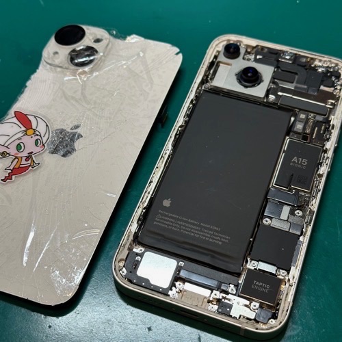 背面ガラスを取り外したiPhone14