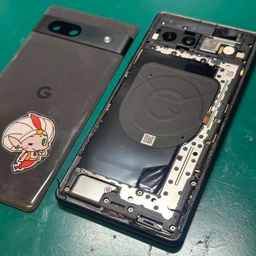 Pixel 7a 背面パネルの取り外し作業