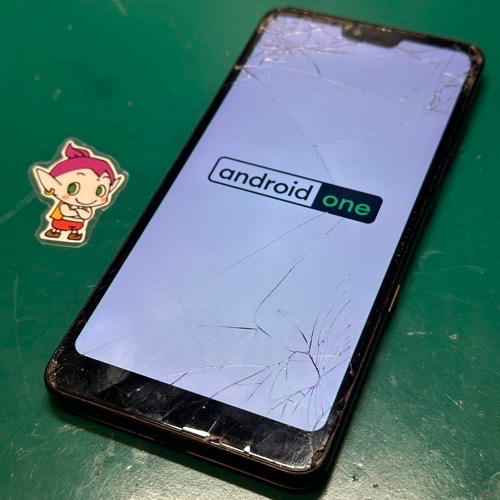画面が割れたAndroid One S8