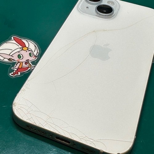割れてしまったiPhone15の背面ガラス