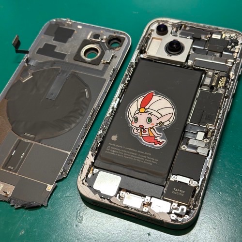 背面ガラスを取り外したiPhone15