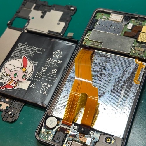 AQUOS Sense6のバッテリーを取り外している様子