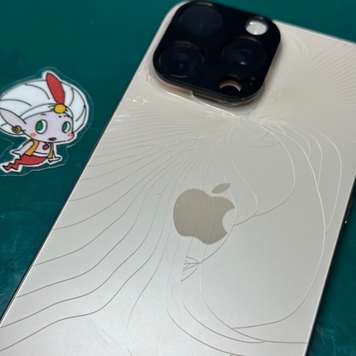 割れてしまったiPhone16ProMaxの背面ガラス