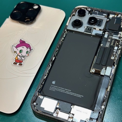 バックガラスを取り外した状態のiPhone16ProMax