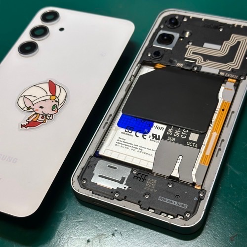 Galaxy A55 5Gのバックパネルを外した状態