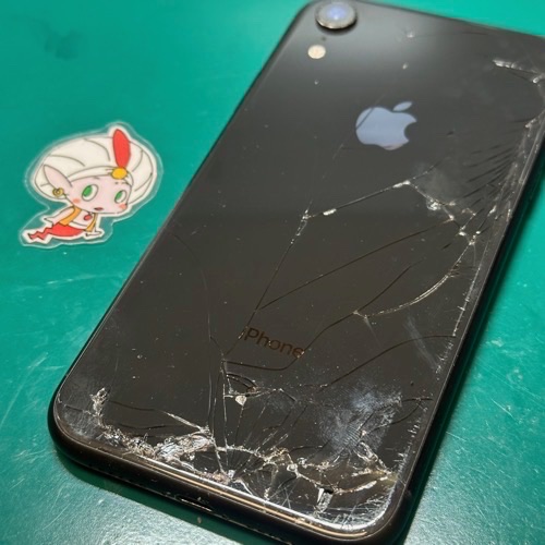 背面ガラスが破損したiPhoneXR