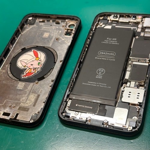 内部パーツ移植作業中のiPhoneXR