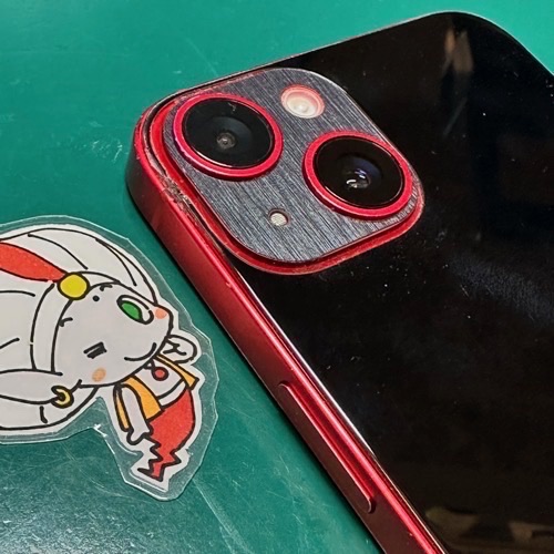 割れた黒フィルム付きのiPhone14