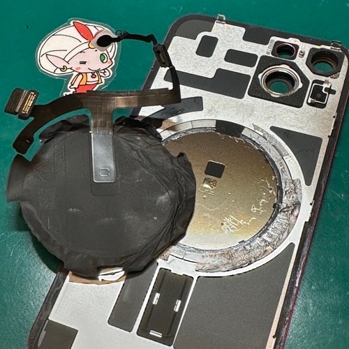 背面ガラスを取り外したiPhone14