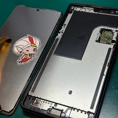 AQUOS Sense4basicの分解作業