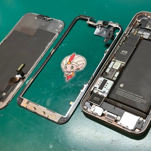 破損したディスプレイを分解して取り外す様子