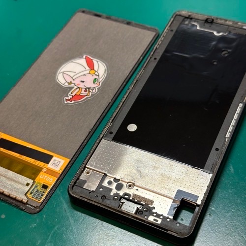 Xperia10-Ⅳの破損液晶取り外し中