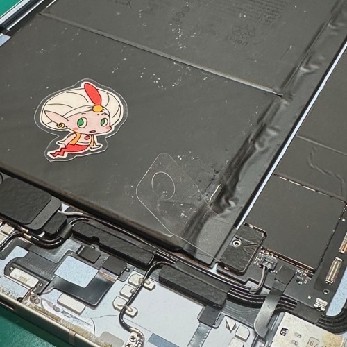 バッテリーが膨張していたiPadの内部