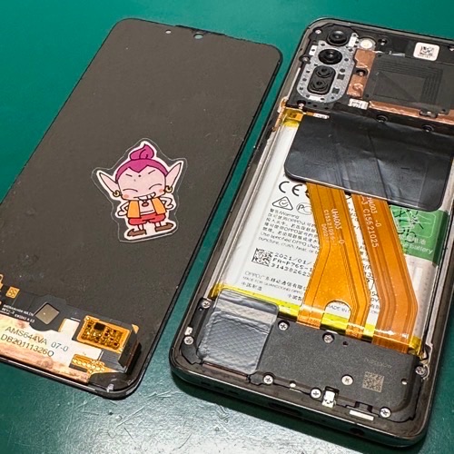 破損した画面を交換し、組み立てを進める