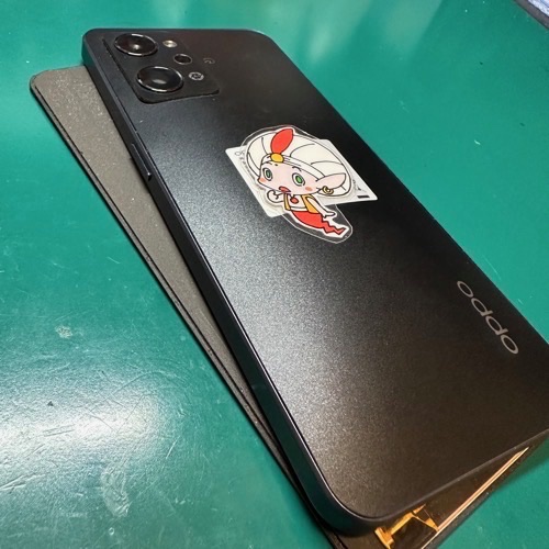 バッテリーが膨張して画面が剥離したOPPO Reno7A
