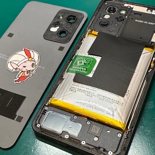 背面パネルを取り外したOPPO Reno7A