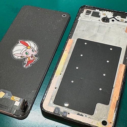 画面交換中のOPPO Reno7A
