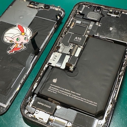膨張したバッテリーの確認中