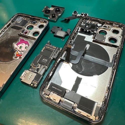 内部パーツの取り外し作業中