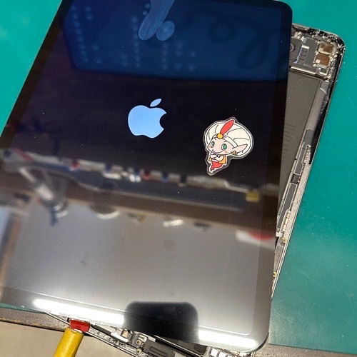 新品パネルで動作確認中のiPad Pro