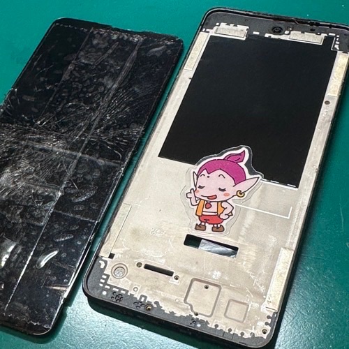 破損した画面を取り外し