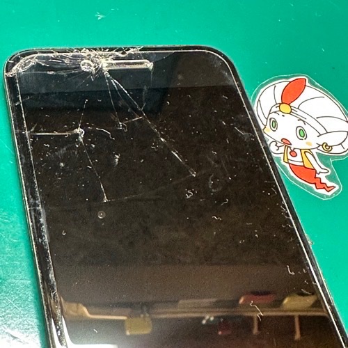 割れてしまったiPhoneSE3のフロントパネル