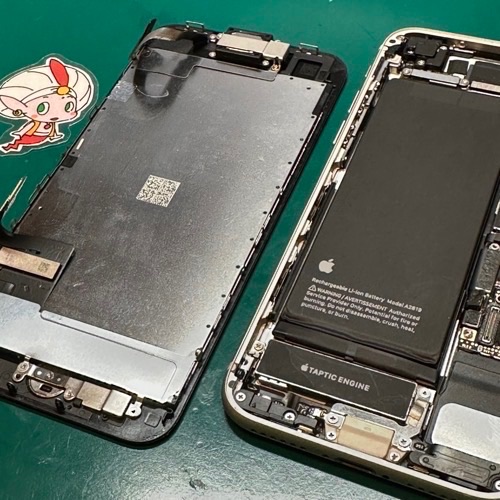 画面を取り外したiPhoneSE3の内部構造