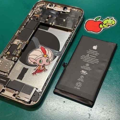 取り外したiPhone12Proのバッテリー