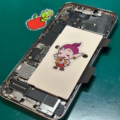 新しい純正バッテリーの取り付け作業