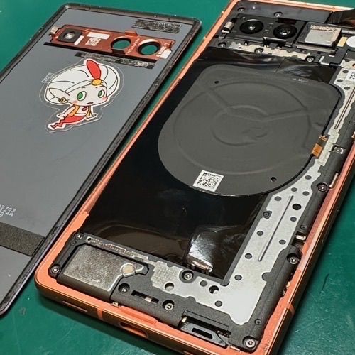背面パネルを外し膨張バッテリーを確認するGoogle Pixel 7a