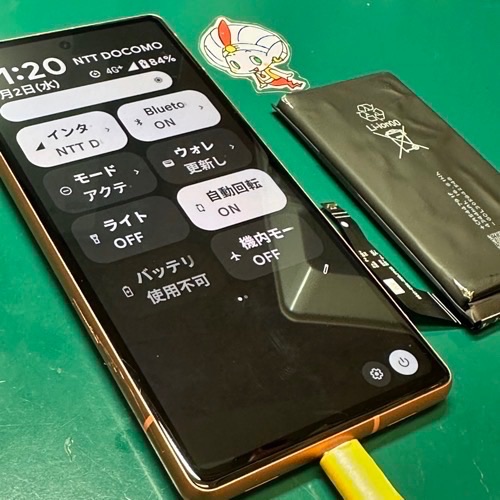 新しいバッテリー装着後、背面のふくらみが解消したGoogle Pixel 7a