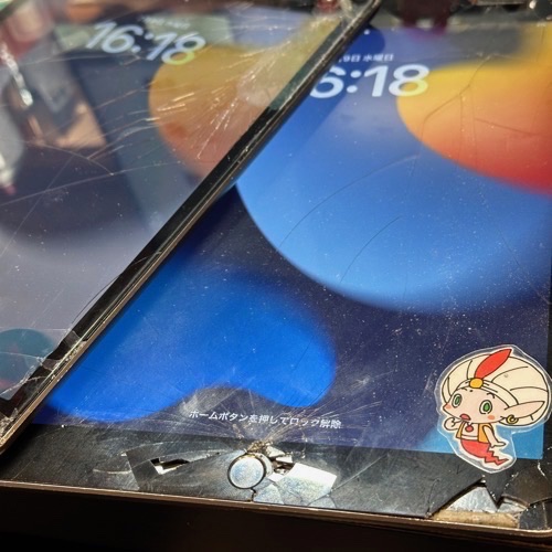 割れが進行したiPad（第9世代）2台の受付状態