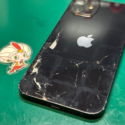 背面のガラスが割れたiPhone12