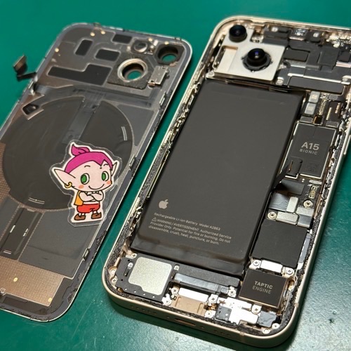 iPhone14の背面を取り外し中