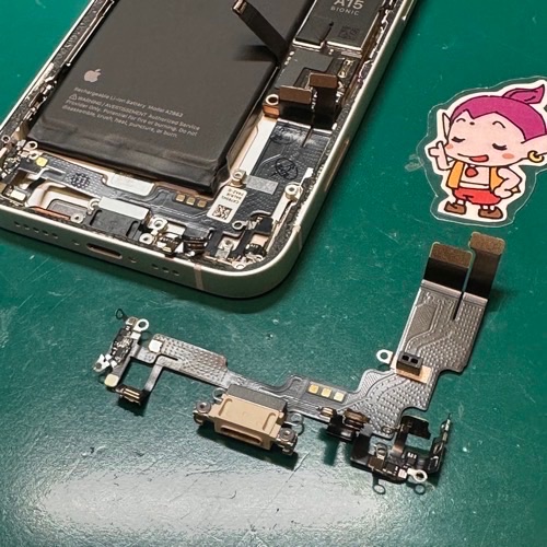 コネクタ交換中のiPhone14内部