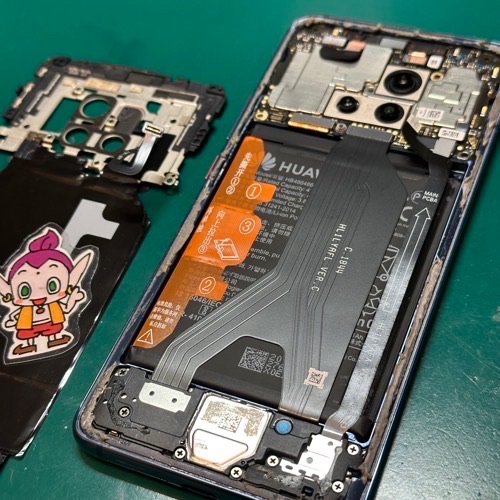 中間プレートを取り外してバッテリーへアクセス