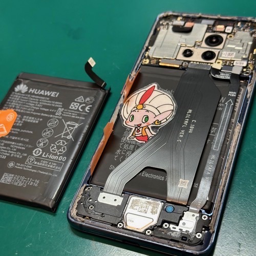 バッテリー交換中のHUAWEI mate20pro